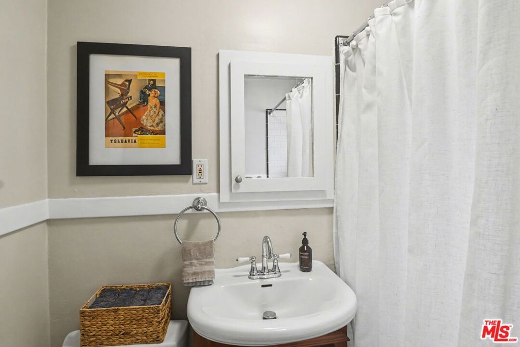 Image 17 of property listing at 2449 Riverside Place, Los Angeles, CA 90039