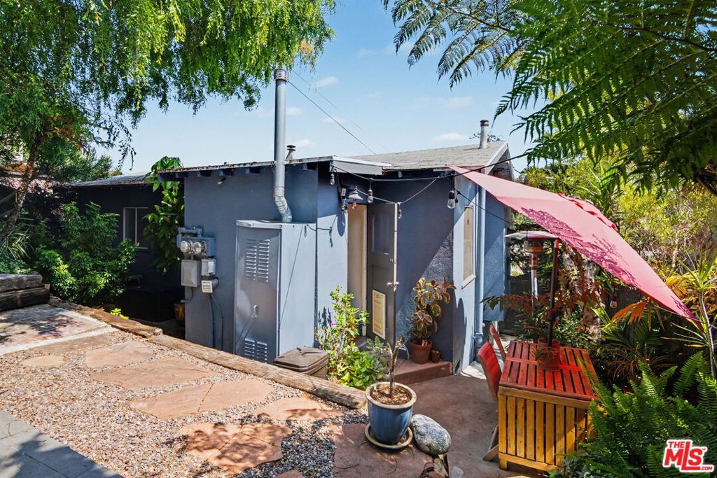 Image 18 of property listing at 2449 Riverside Place, Los Angeles, CA 90039