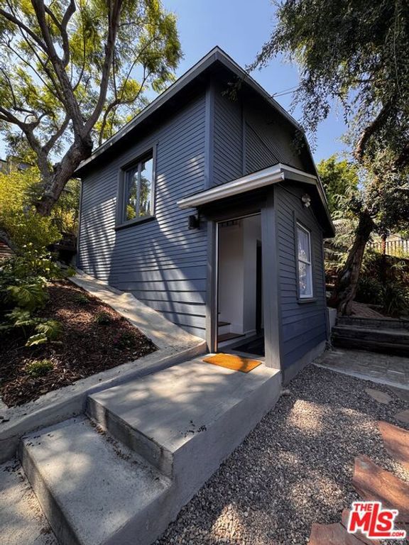 Image 19 of property listing at 2449 Riverside Place, Los Angeles, CA 90039