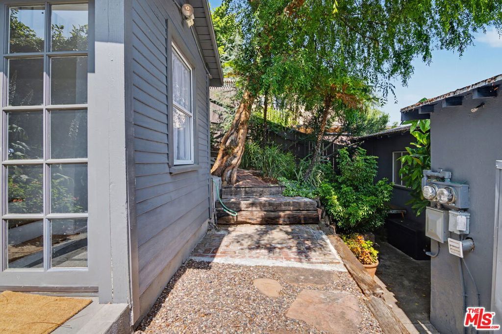 Image 20 of property listing at 2449 Riverside Place, Los Angeles, CA 90039