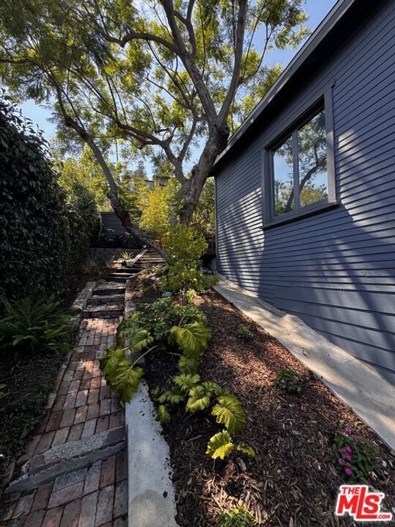 Image 21 of property listing at 2449 Riverside Place, Los Angeles, CA 90039