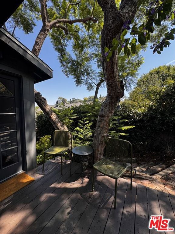 Image 22 of property listing at 2449 Riverside Place, Los Angeles, CA 90039