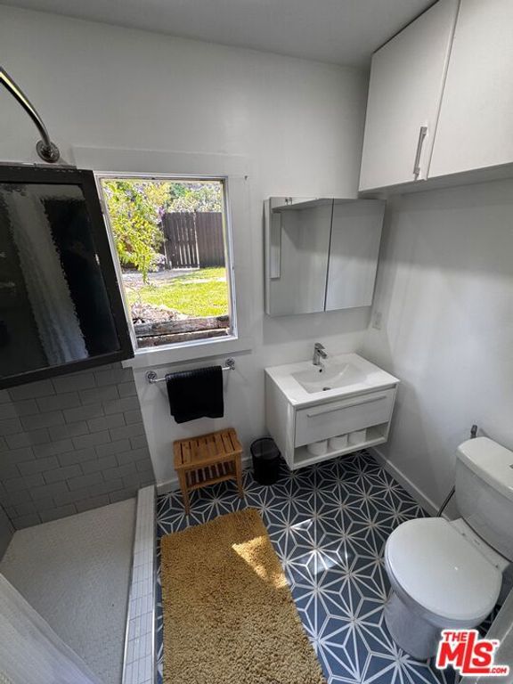 Image 27 of property listing at 2449 Riverside Place, Los Angeles, CA 90039