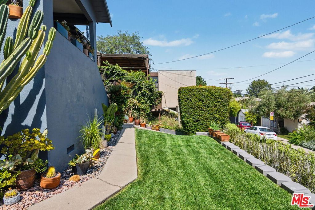 Image 3 of property listing at 2449 Riverside Place, Los Angeles, CA 90039