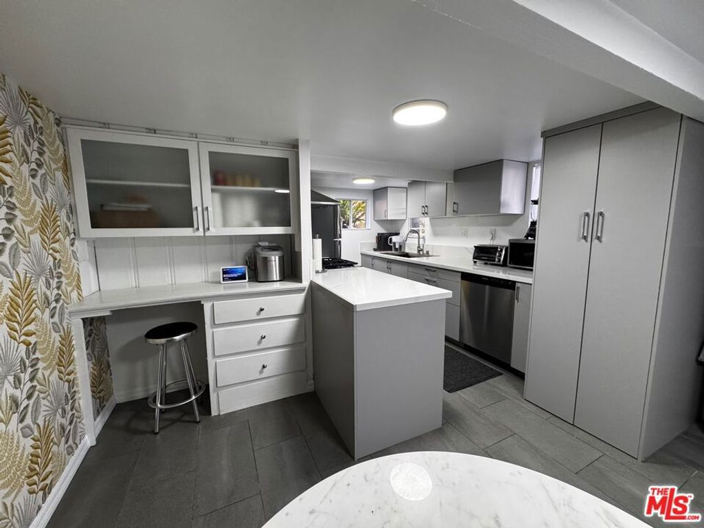 Image 35 of property listing at 2449 Riverside Place, Los Angeles, CA 90039