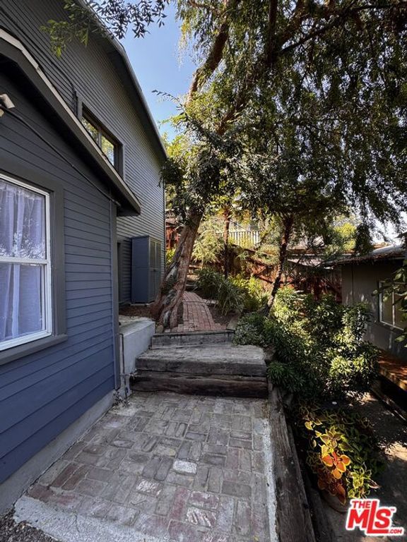 Image 39 of property listing at 2449 Riverside Place, Los Angeles, CA 90039