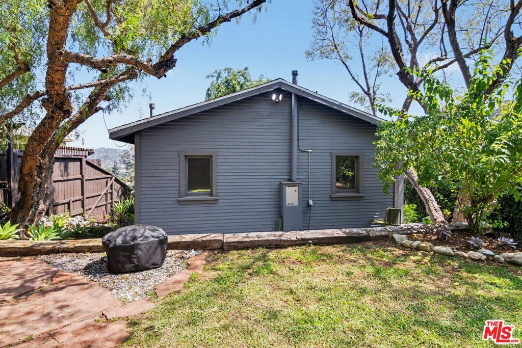 Image 40 of property listing at 2449 Riverside Place, Los Angeles, CA 90039
