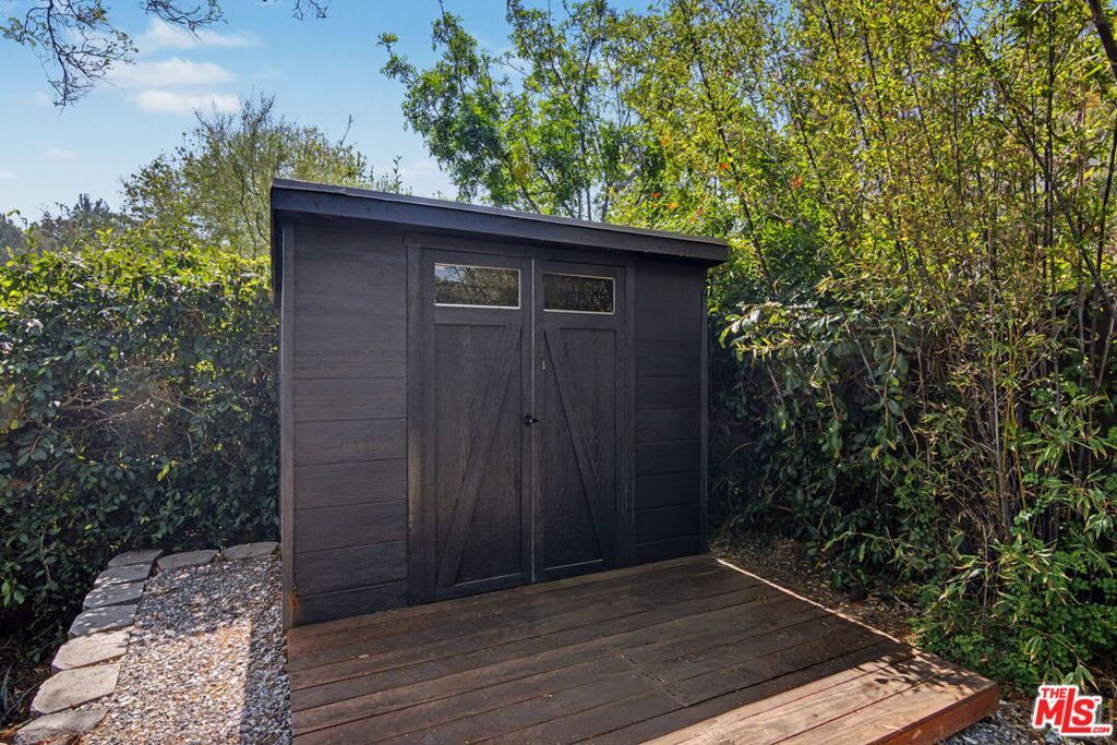 Image 41 of property listing at 2449 Riverside Place, Los Angeles, CA 90039