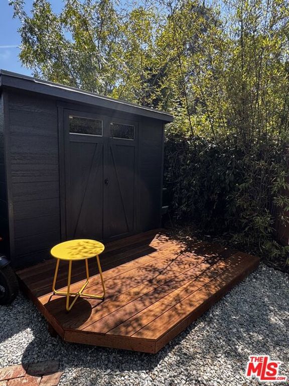 Image 42 of property listing at 2449 Riverside Place, Los Angeles, CA 90039