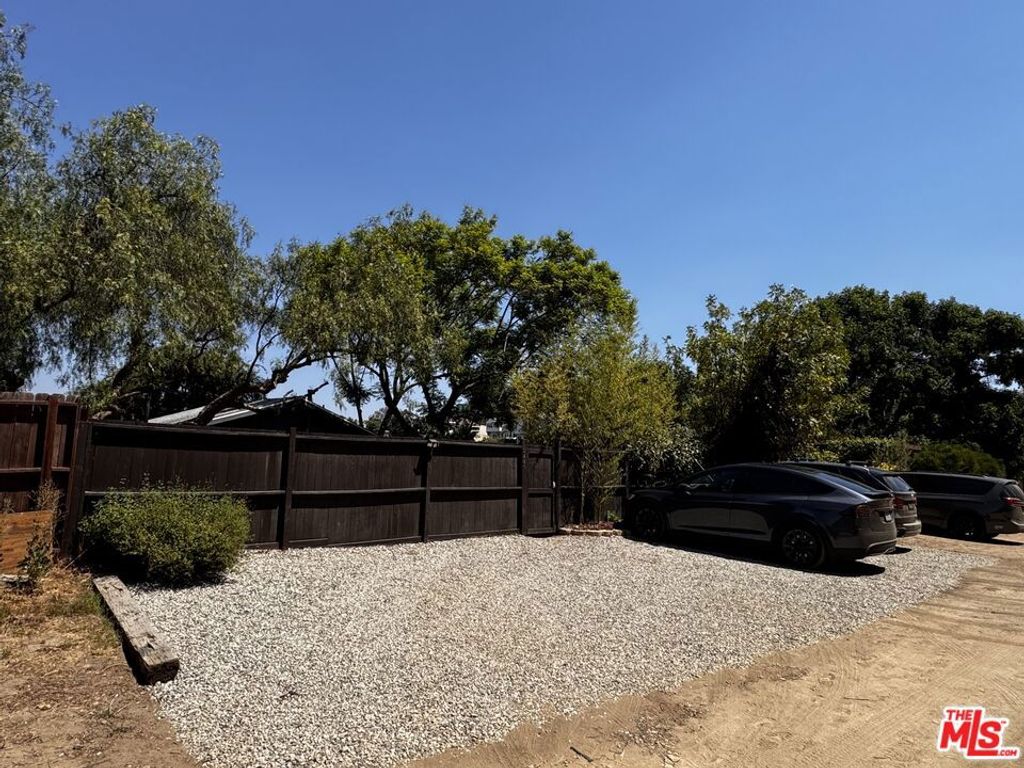 Image 47 of property listing at 2449 Riverside Place, Los Angeles, CA 90039