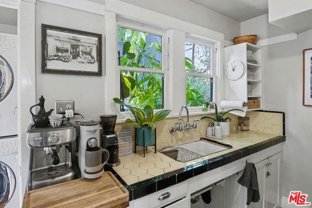 Image 7 of property listing at 2449 Riverside Place, Los Angeles, CA 90039