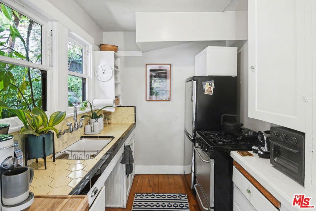 Image 8 of property listing at 2449 Riverside Place, Los Angeles, CA 90039