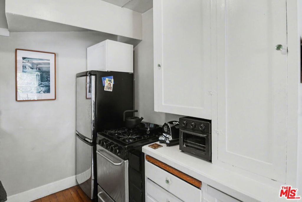 Image 9 of property listing at 2449 Riverside Place, Los Angeles, CA 90039