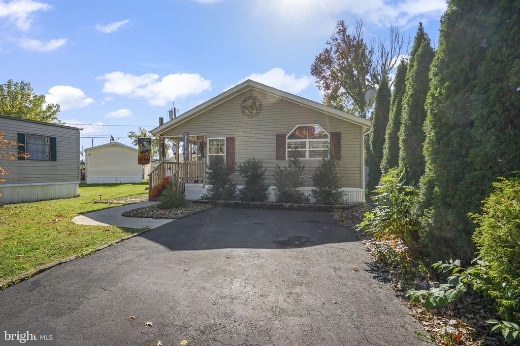 5 STERLING CT, EAST WINDSOR TWP, NJ 08520 — exterior