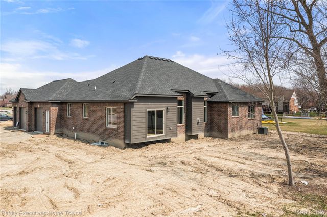 35990 WINDRIDGE Drive, New Baltimore, MI 48047