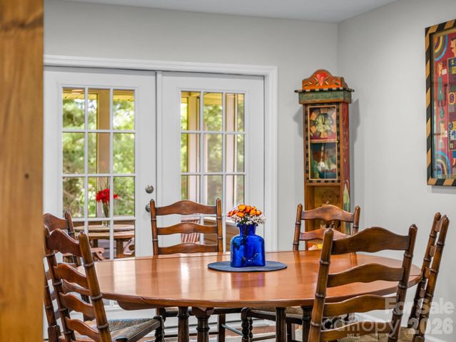 59 Underhill Road, Hendersonville, NC 28792