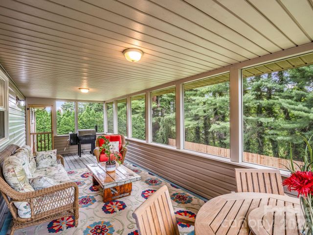 59 Underhill Road, Hendersonville, NC 28792