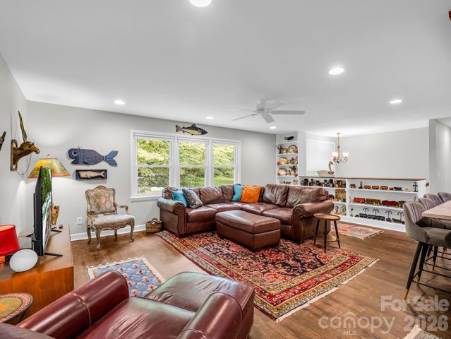 59 Underhill Road, Hendersonville, NC 28792