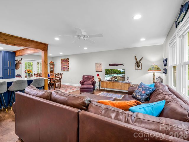 59 Underhill Road, Hendersonville, NC 28792