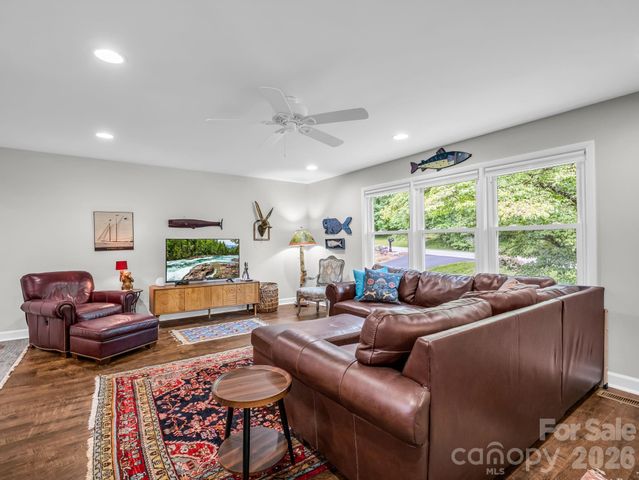 59 Underhill Road, Hendersonville, NC 28792