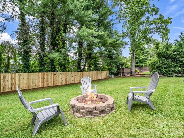 59 Underhill Road, Hendersonville, NC 28792