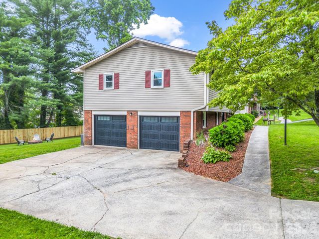 59 Underhill Road, Hendersonville, NC 28792