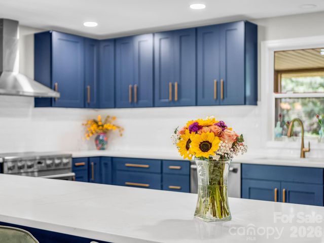 59 Underhill Road, Hendersonville, NC 28792