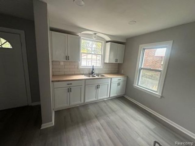 8897 Hartwell Street, Detroit, MI 48228