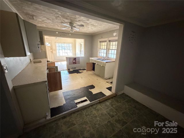 1424 W Mauney Avenue, Gastonia, NC 28052