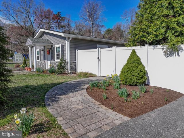 8203 FOREST GLEN DR, Pasadena, MD 21122