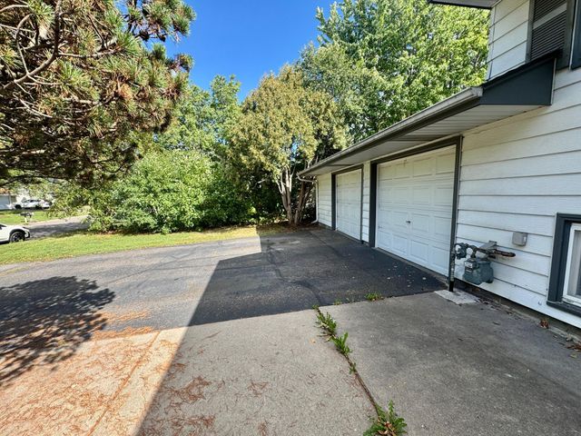2001 Yellowstone Trail, Brooklyn Park, MN 55444