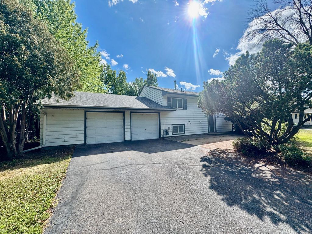 2001 Yellowstone Trail, Brooklyn Park, MN 55444