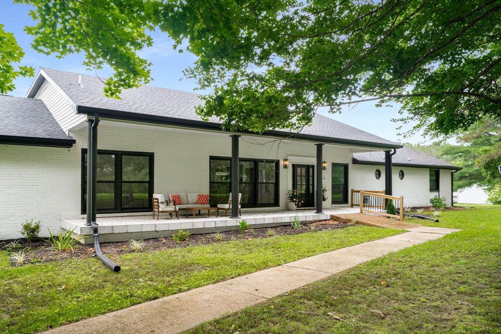 1015 Jump Off Rd, Bon Aqua, TN 37025