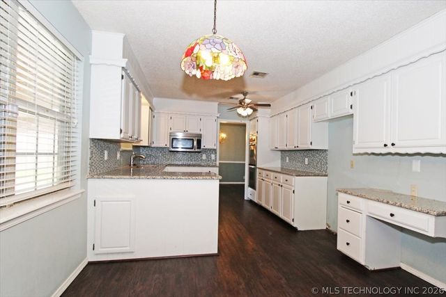 2408 Chapel Hill Court, Bartlesville, OK 74006