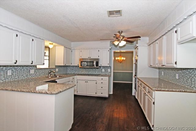 2408 Chapel Hill Court, Bartlesville, OK 74006