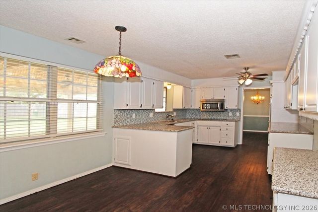 2408 Chapel Hill Court, Bartlesville, OK 74006