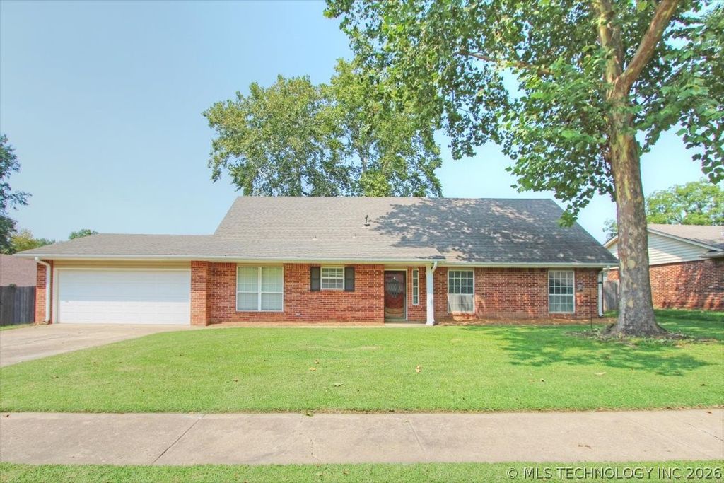 2408 Chapel Hill Court, Bartlesville, OK 74006