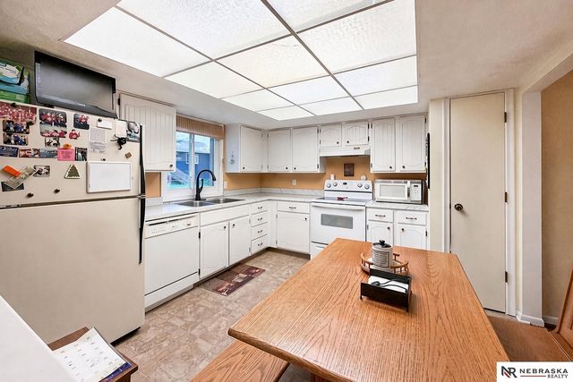 12140 Burdette Circle, Omaha, NE 68164
