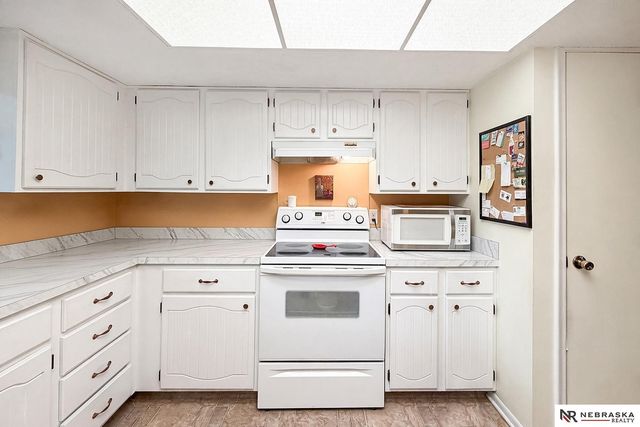 12140 Burdette Circle, Omaha, NE 68164
