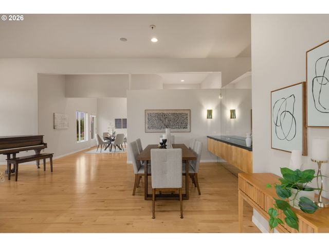 890 ROSEMONT Rd, West Linn, OR 97068
