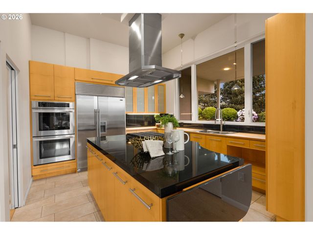 890 ROSEMONT Rd, West Linn, OR 97068