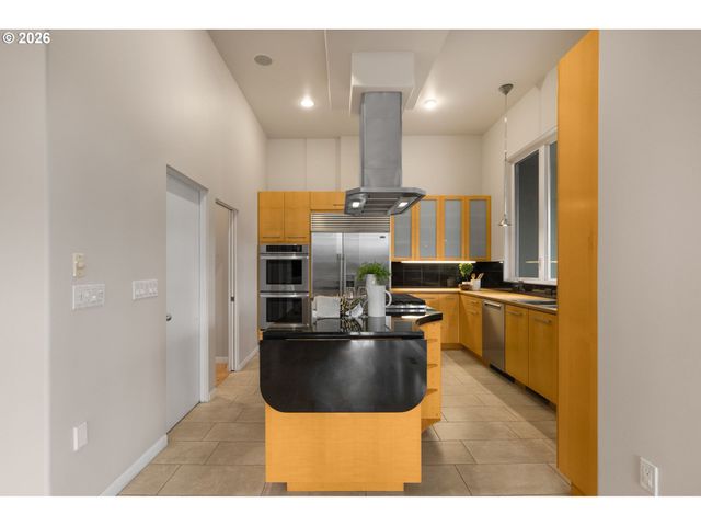 890 ROSEMONT Rd, West Linn, OR 97068