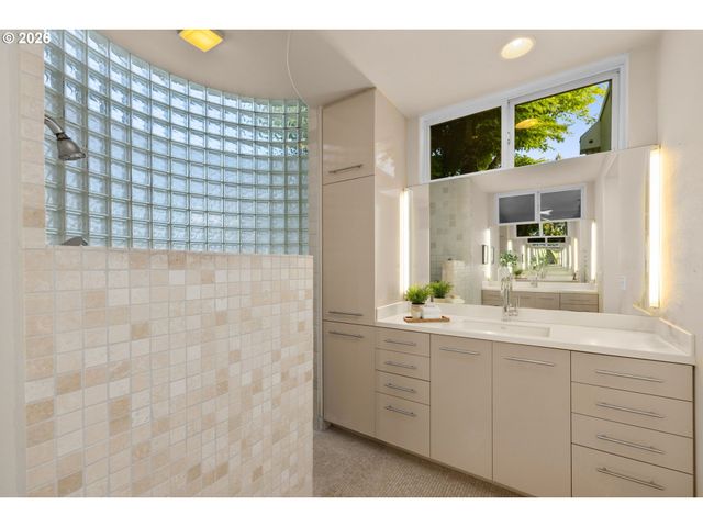 890 ROSEMONT Rd, West Linn, OR 97068