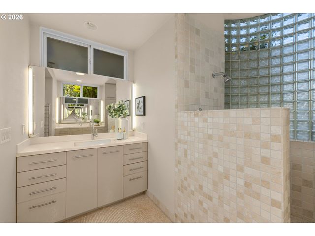 890 ROSEMONT Rd, West Linn, OR 97068
