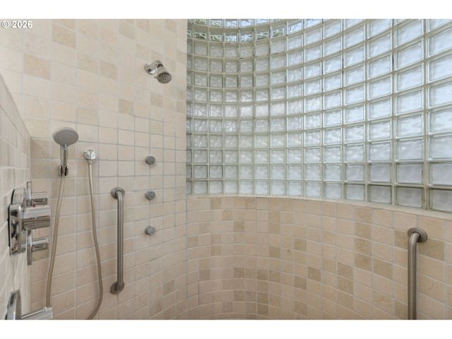 890 ROSEMONT Rd, West Linn, OR 97068
