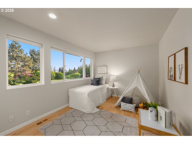 890 ROSEMONT Rd, West Linn, OR 97068