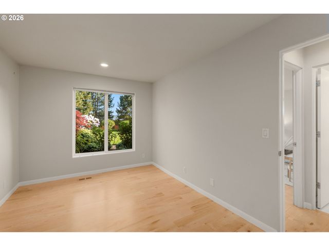 890 ROSEMONT Rd, West Linn, OR 97068