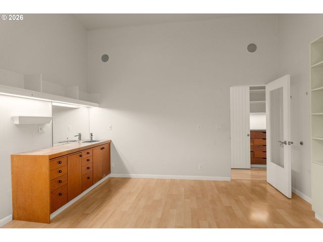 890 ROSEMONT Rd, West Linn, OR 97068