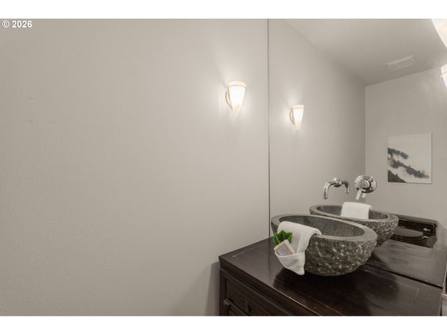 890 ROSEMONT Rd, West Linn, OR 97068