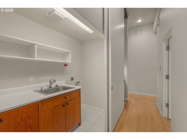 890 ROSEMONT Rd, West Linn, OR 97068